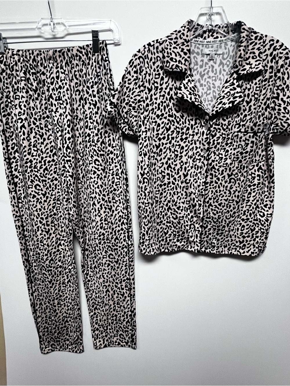 NINE WEST LEOPARD PRINT WOMEN’S PJ SET SIZE
S/P IN TAUPE/BLACK. SO SOFT.